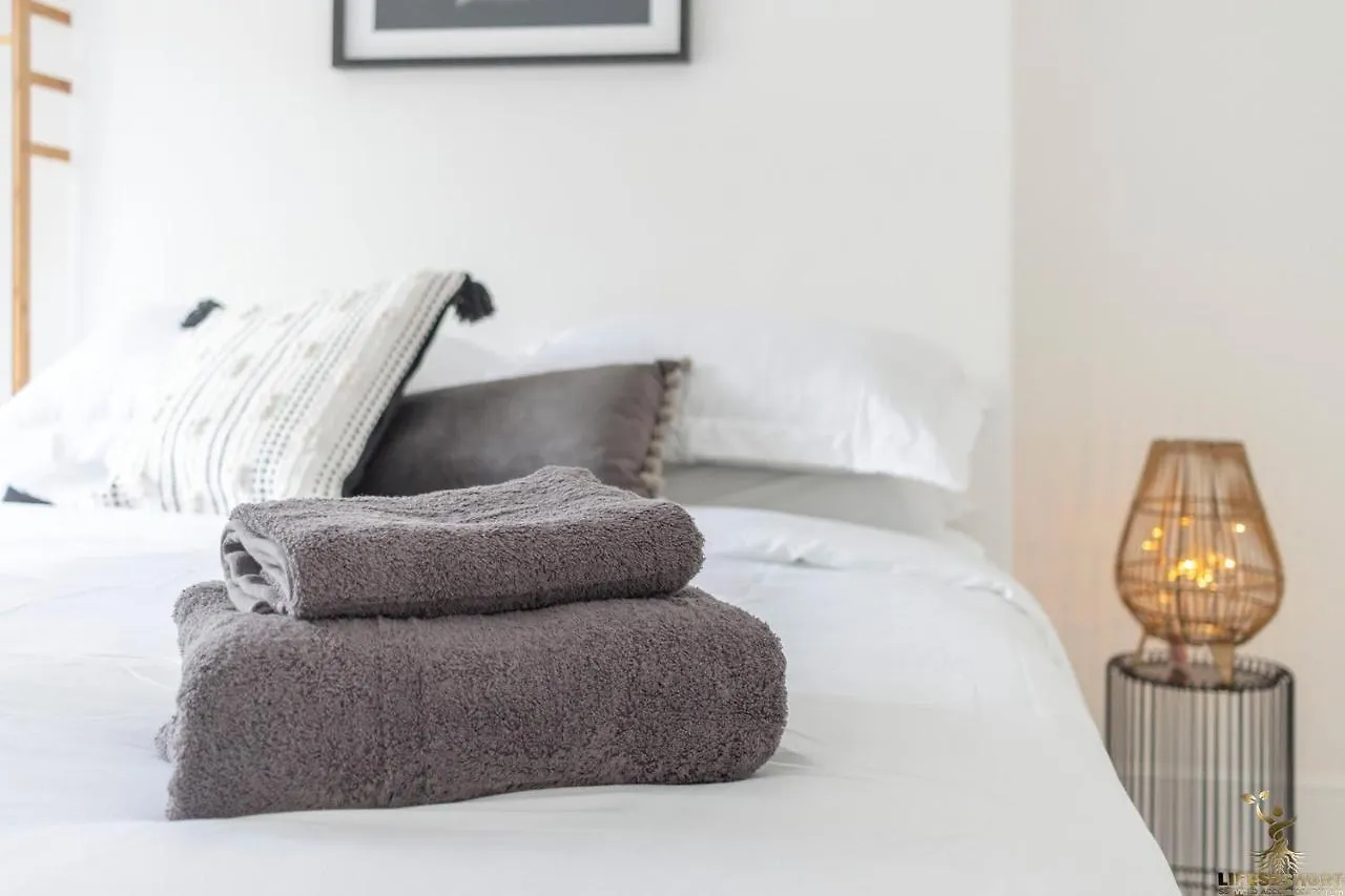 Luxe Garden House For 6 In Central Exeter Apartment